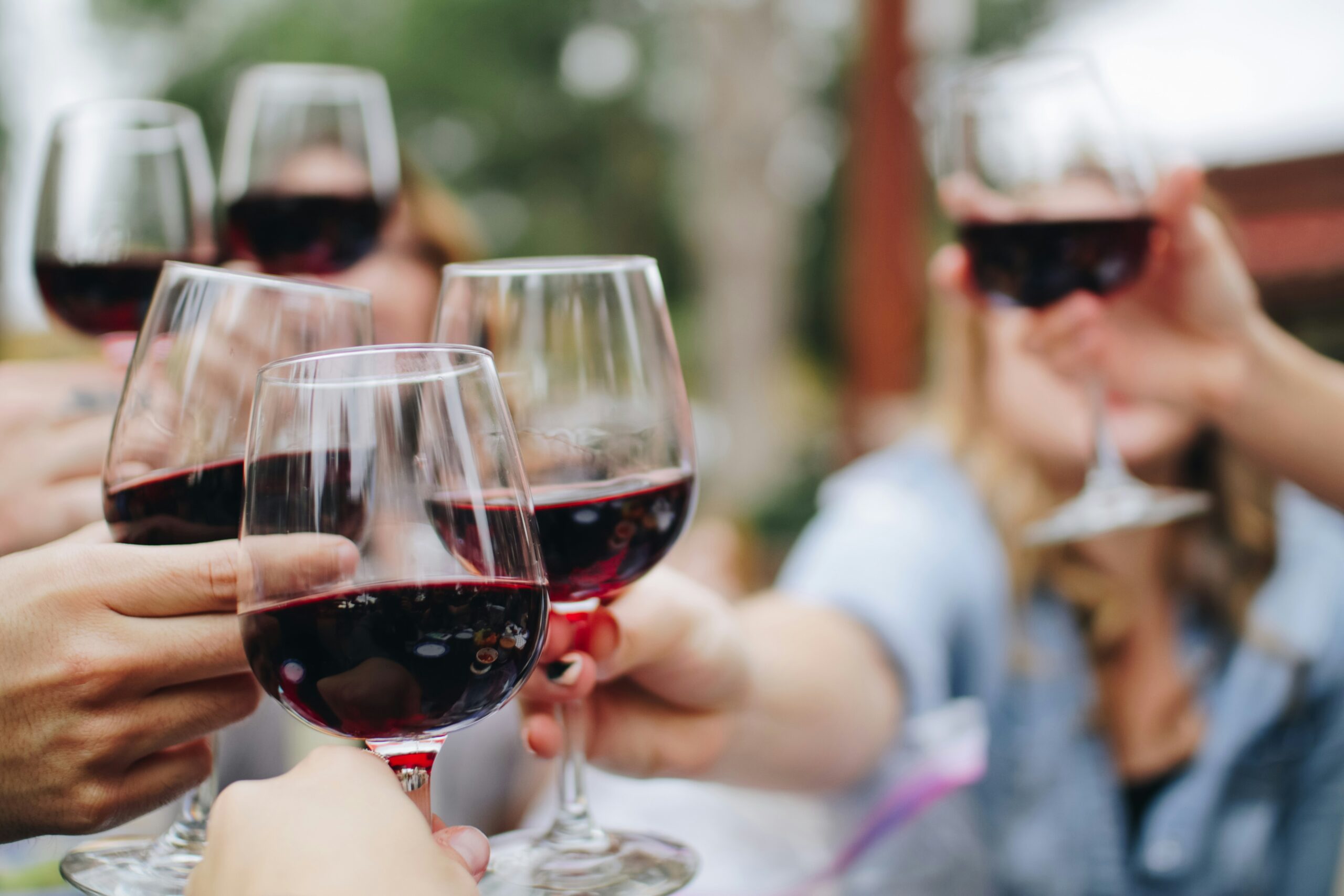 Cómo beber pequeñas cantidades de vino al día podría ser bueno para el corazón, según un nuevo estudio español