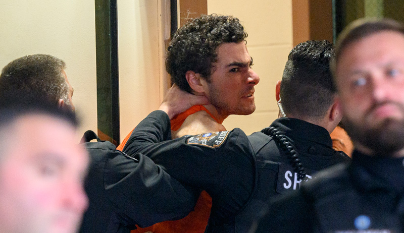 Luigi Mangione grita un mensaje a los medios durante su llegada al tribunal – Ver vídeo