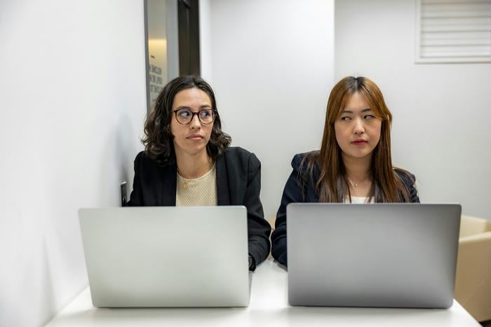 La aversión a los movimientos repetitivos de los demás desencadena una profunda angustia social y emocional