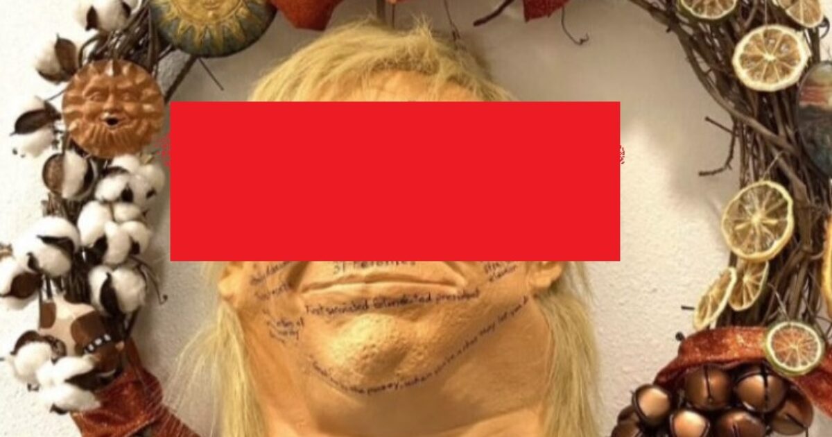 Sick and Wicked Fountain Hills, Arizona, los demócratas cuelgan una corona con la cabeza cortada del presidente Trump como decoración navideña | El experto en puerta de enlace