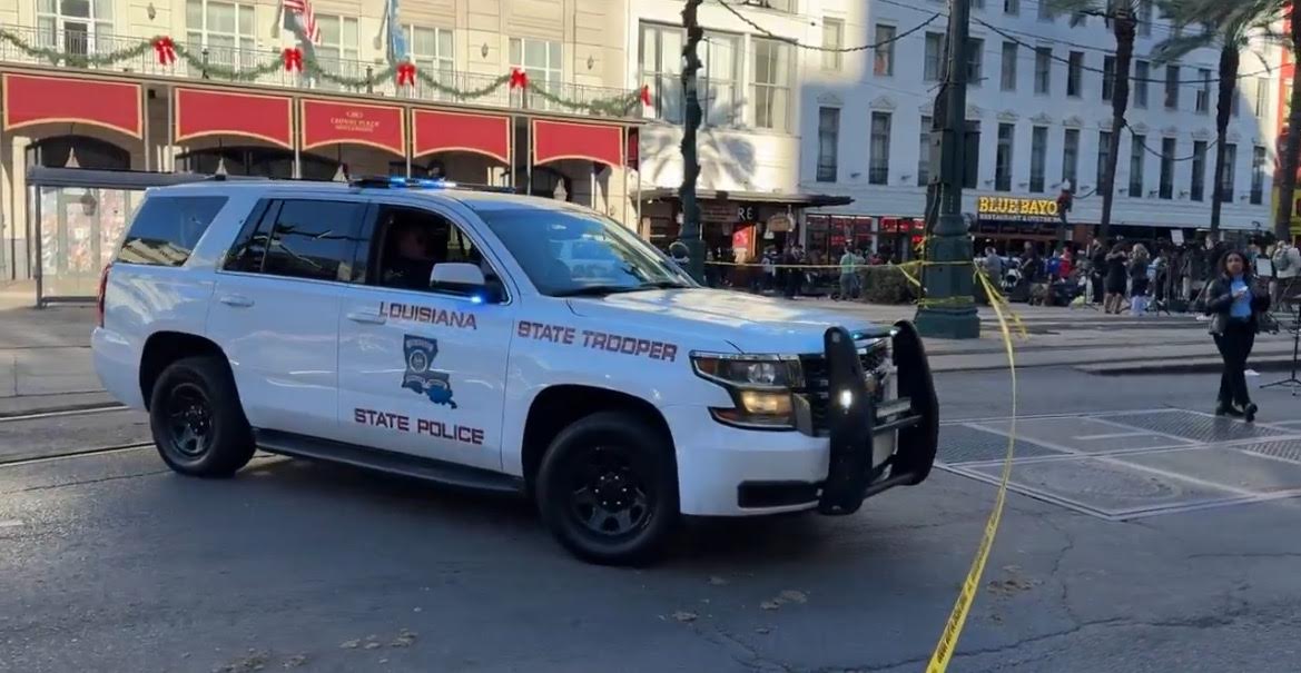 EN DESARROLLO: Tres vehículos policiales se alejan a toda velocidad de la escena original del crimen del ataque terrorista en Bourbon Street después de un fuerte estallido (VIDEO) | El experto en puerta de enlace