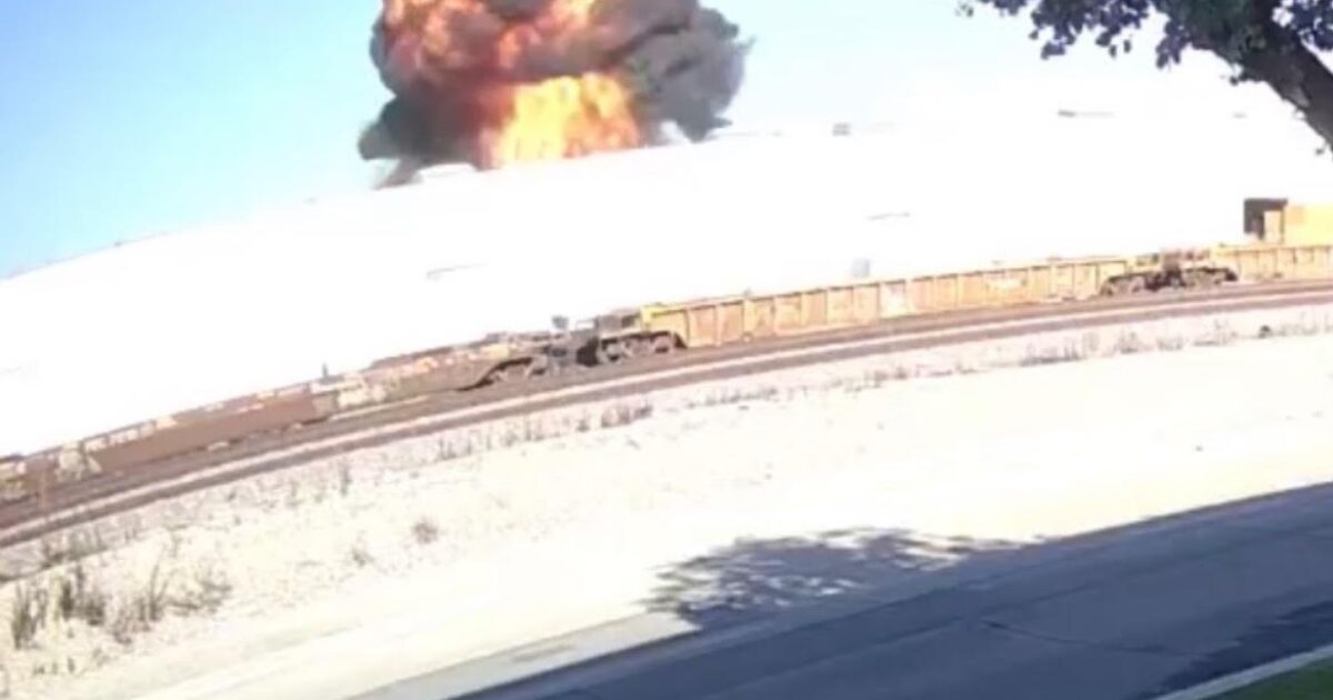 EN DESARROLLO: Un muerto y 15 heridos después de que un avión se estrellara contra un almacén cerca del aeropuerto del sur de California (VIDEO) | El experto en puerta de enlace