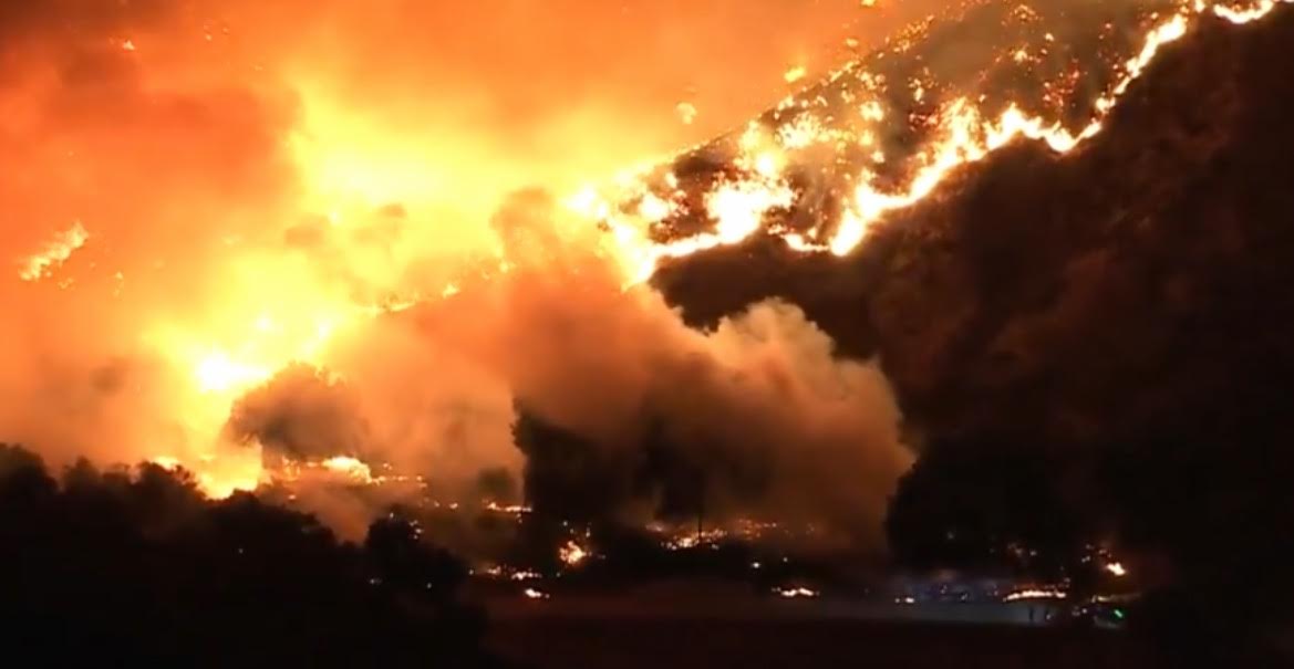 El demócrata de California propone una legislación para demandar a las compañías petroleras por incendios forestales que no tenían nada que ver con ellos | El experto de la puerta de entrada
