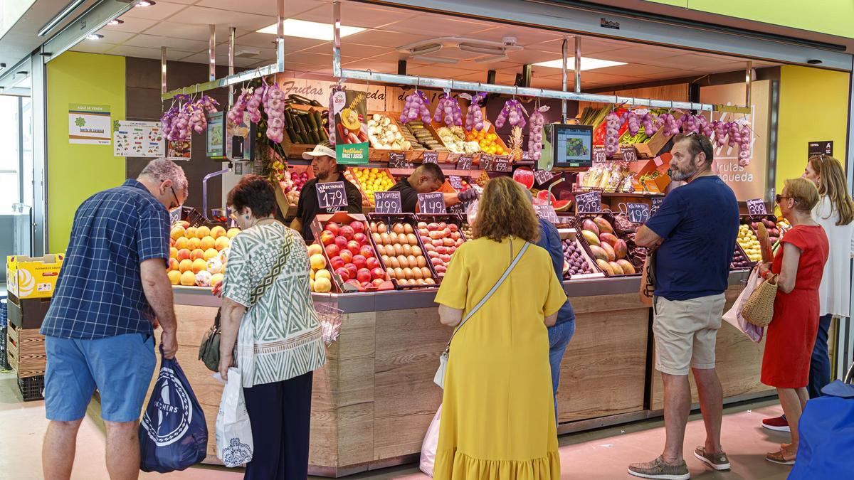 Los alimentos básicos recuperan su IVA y el aceite de oliva entra en el club del 4 %.