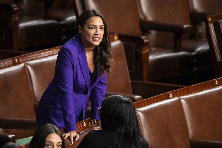 Mire a AOC patear traseros en la Cámara de Representantes por el proyecto de ley antiinmigrante del Partido Republicano