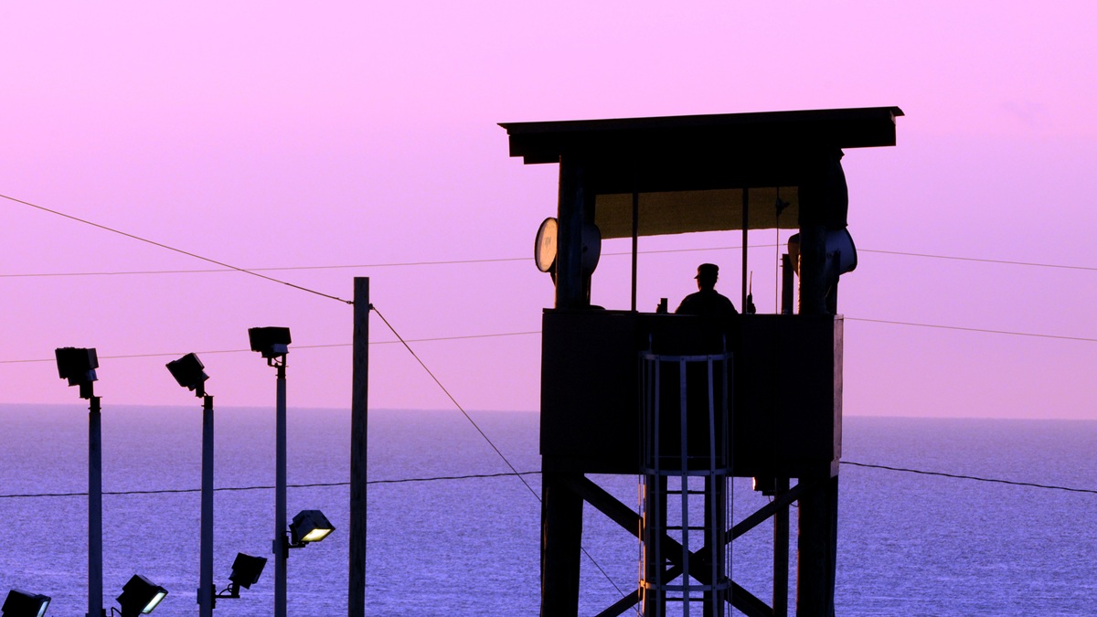 Biden continúa quemando el país a su salida y libera a 11 terroristas de la Bahía de Guantánamo