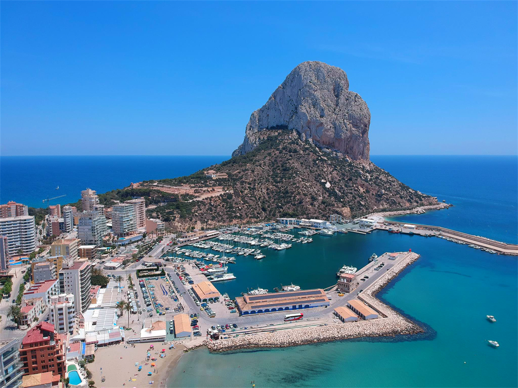 Encuentran el cuerpo de un británico flotando en el puerto deportivo de la Costa Blanca tras caerse de su barco