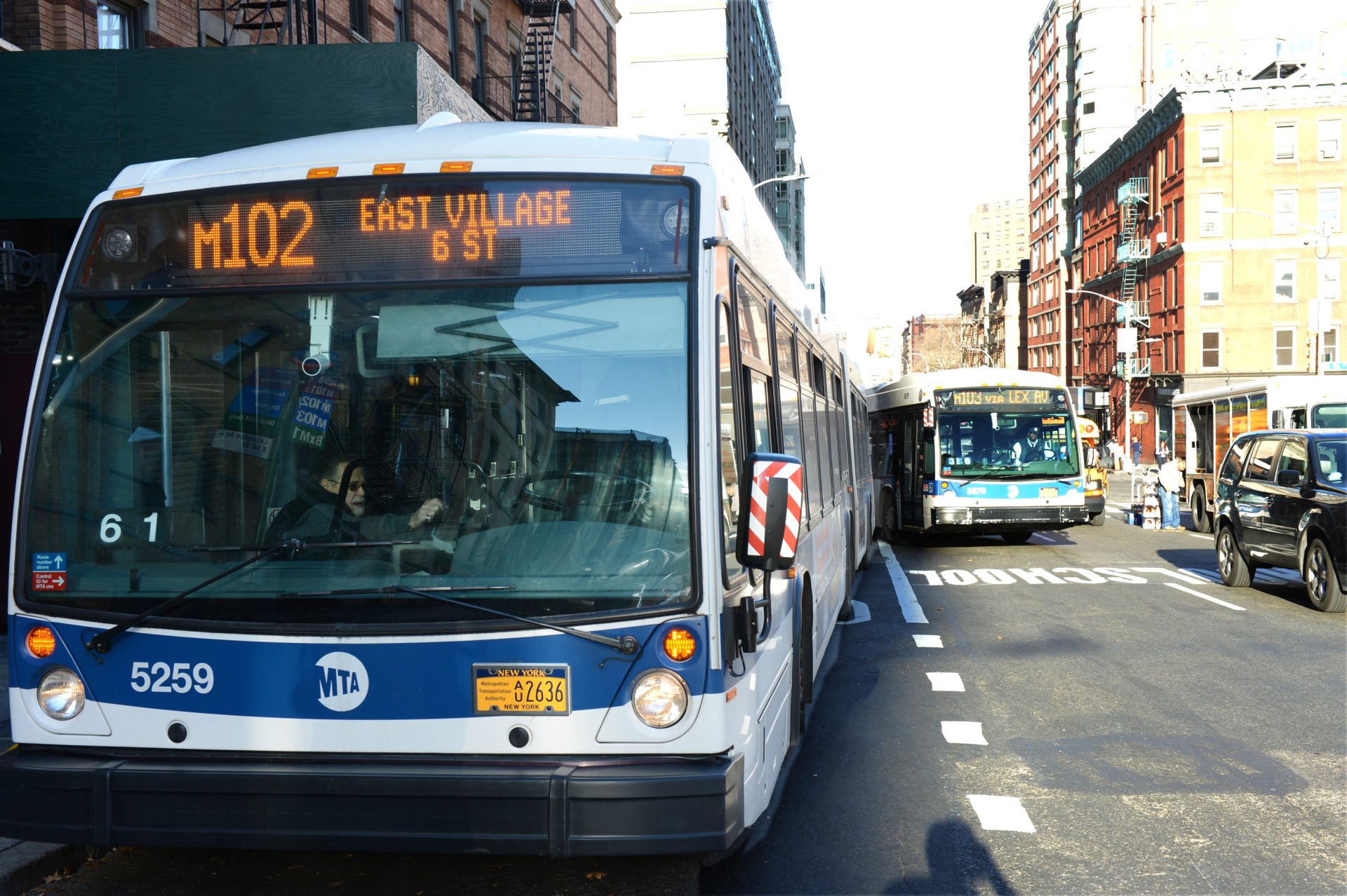 Conductor de autobús de la MTA es rescatado después de colgarse en Bronx Parkway