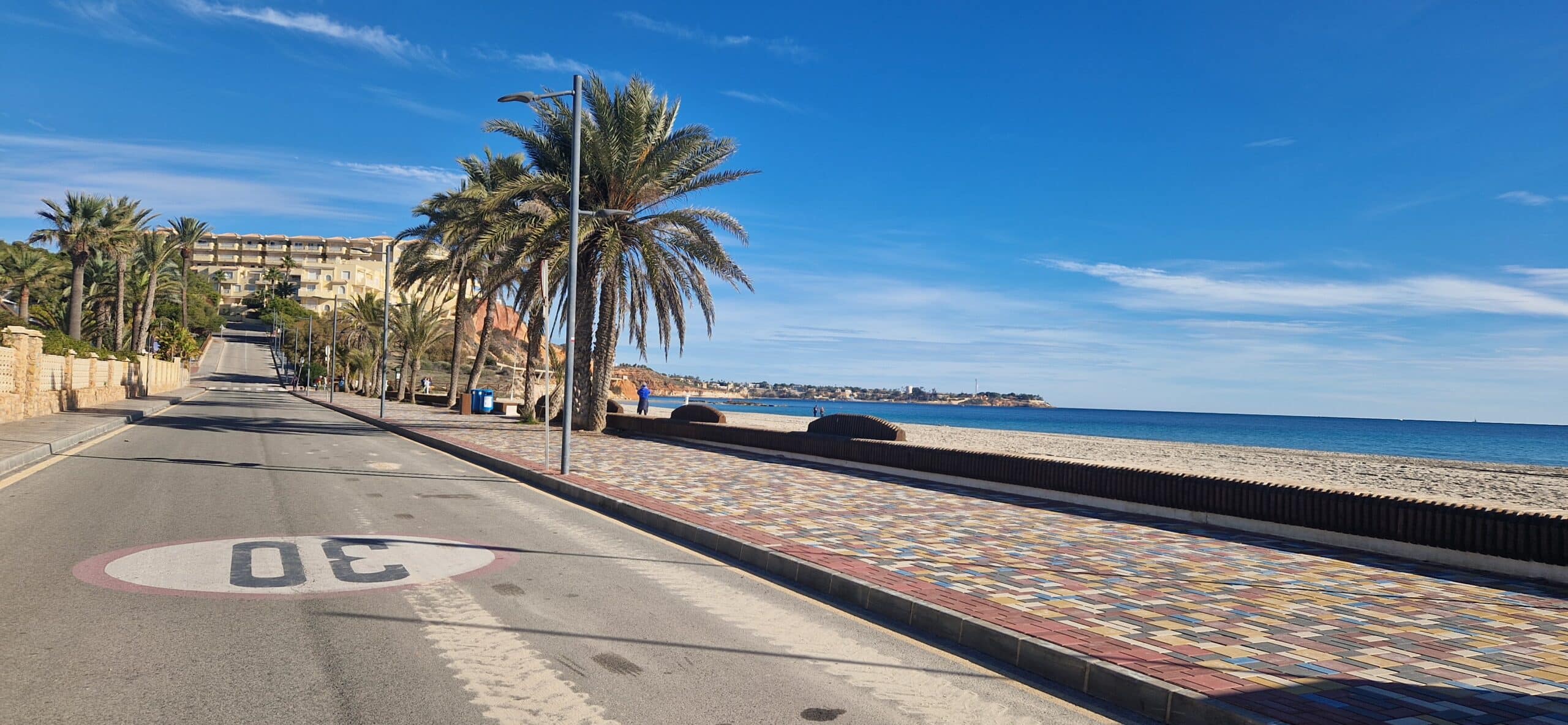 Orihuela apunta a las tarifas de estacionamiento en la playa a medida que los ingresos aumentan un 187%