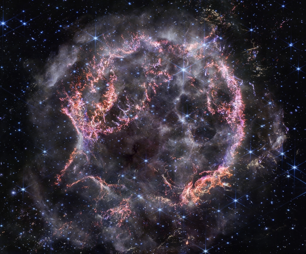 Un eco de luz de una supernova ha iluminado gas y polvo interestelar