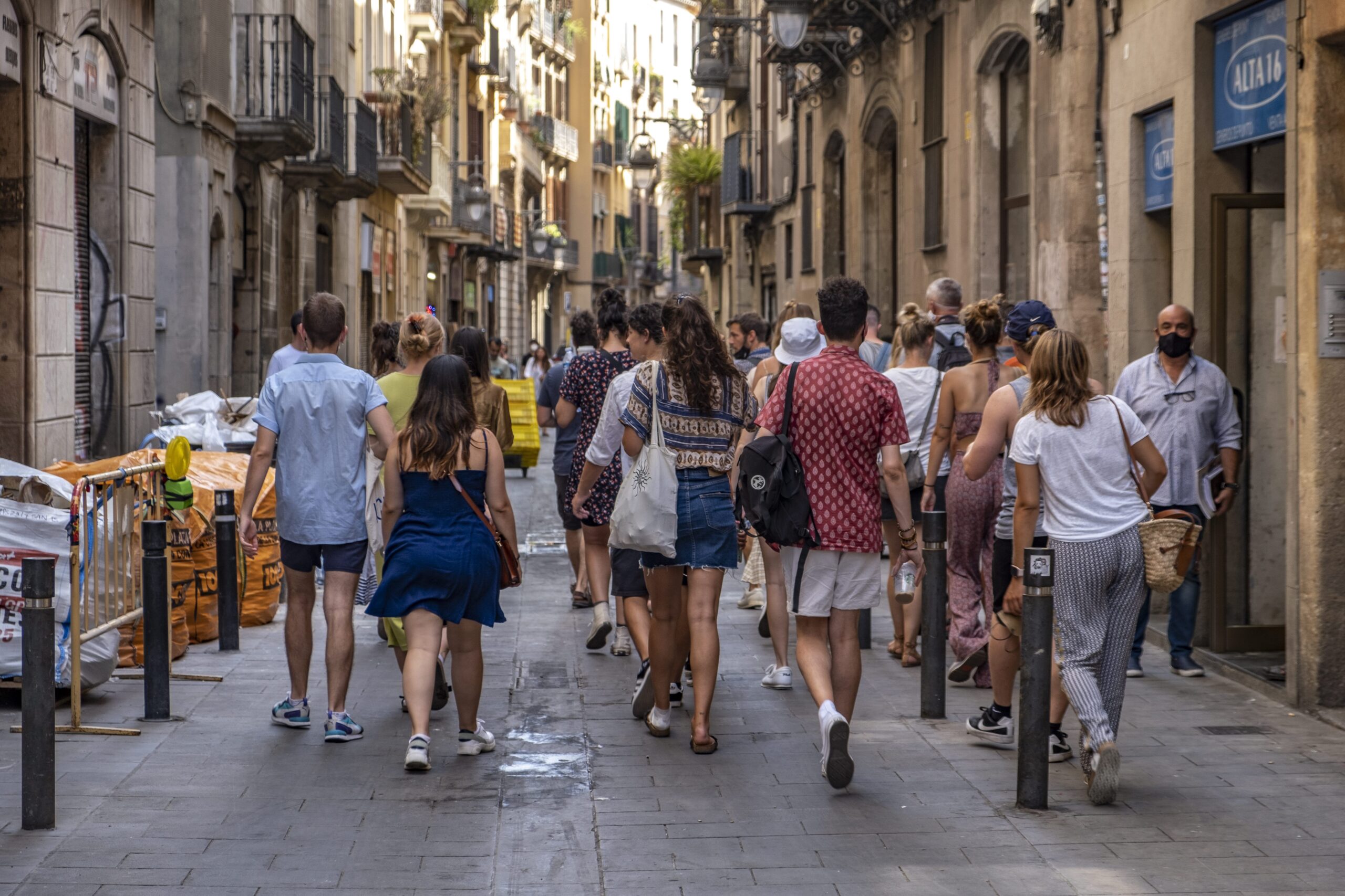 España bate el récord anual de turistas extranjeros a falta de un mes, impulsada por los turistas británicos