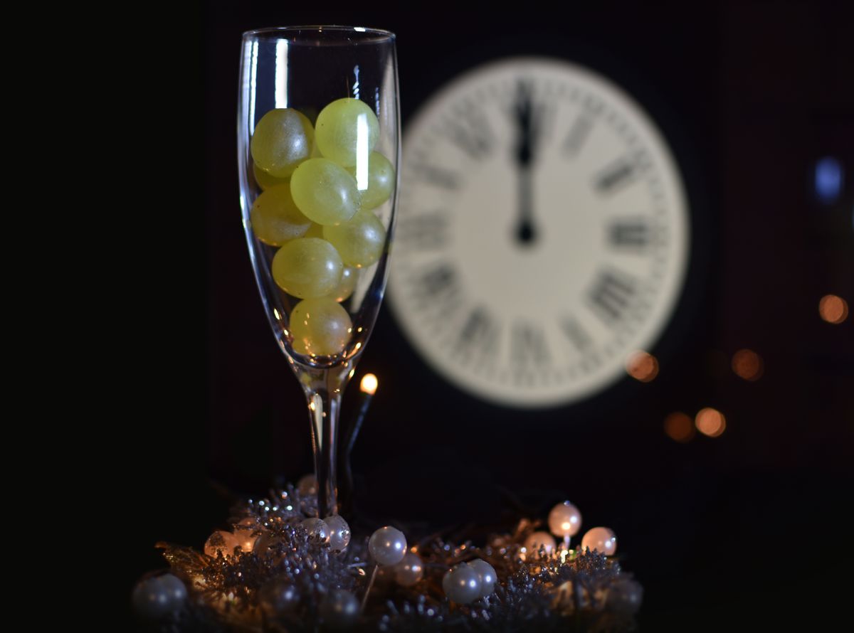 ¿Por qué los españoles comen 12 uvas para recibir el Año Nuevo?