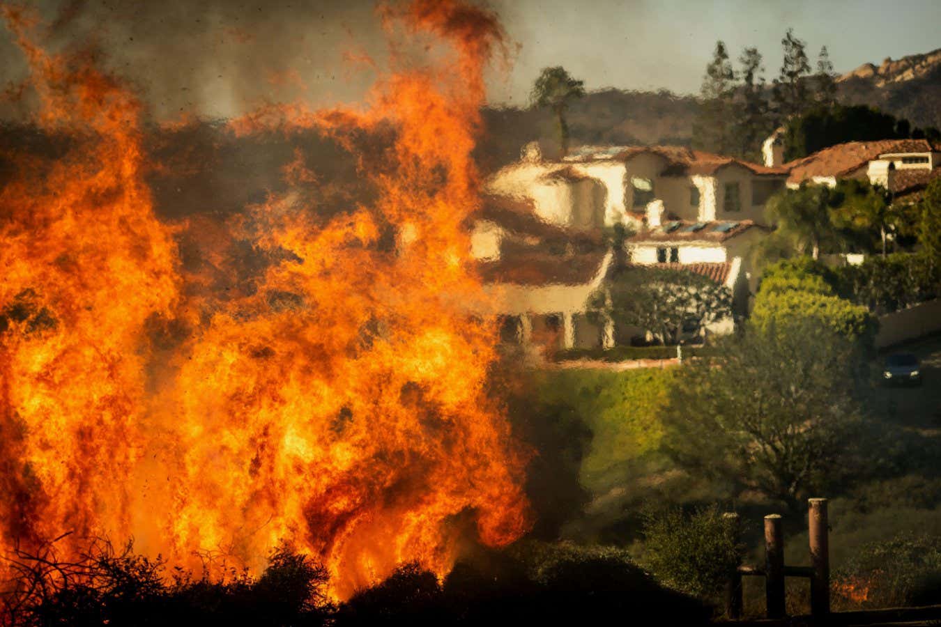 Incendios forestales en California alimentados por meses de clima extremo inusual