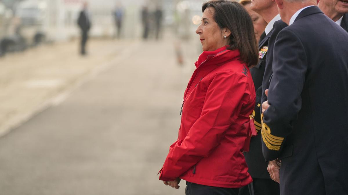 Margarita Robles es recibida con abucheos a su llegada al ‘Elcano’ para despedir a la Princesa Leonor