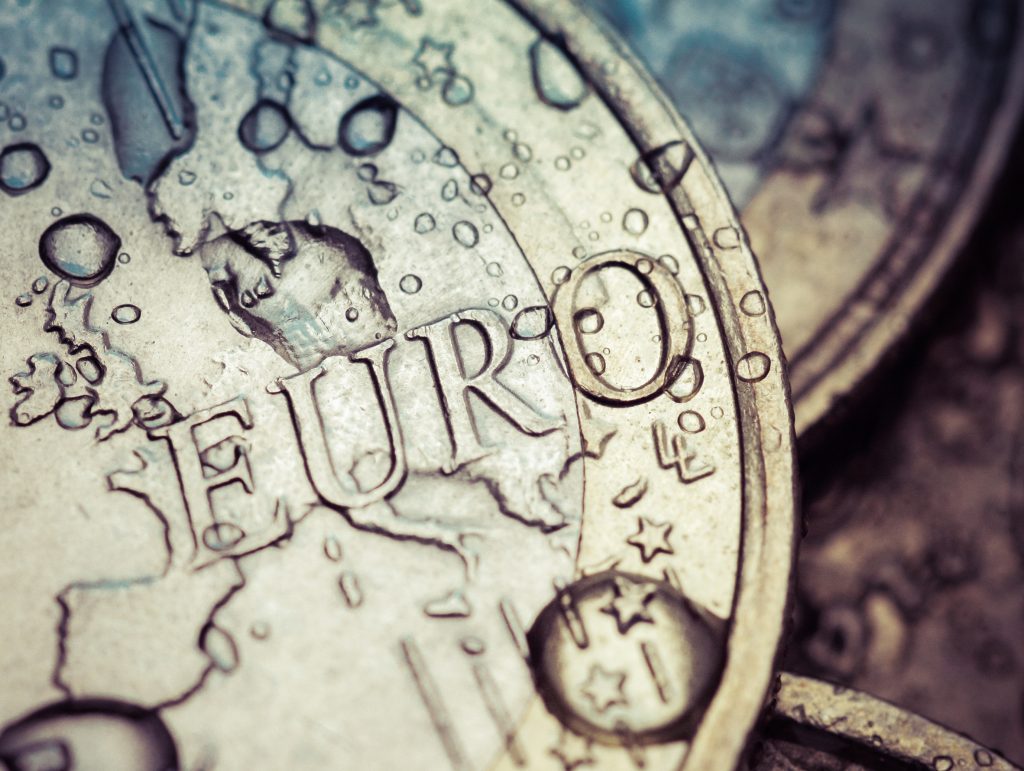 El euro disminuye a medida que la confianza alemana del consumidor se sumerge inesperadamente