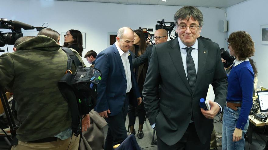 SUSPENSIÓN DE NEGOCIACIONES | Moncloa acoge una reunión entre Sánchez y Puigdemont para evitar la ruptura, pero duda del momento