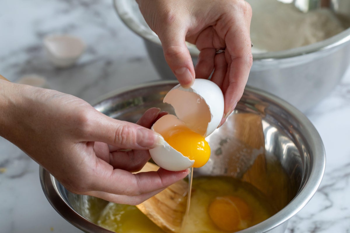 Explicación de la gripe aviar, la salmonella y otros riesgos para la salud derivados de los huevos crudos