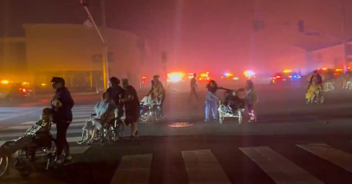 Pacientes de hogares de ancianos cruzaron la calle corriendo para escapar de los devastadores incendios forestales de Los Ángeles mientras los vientos superan las 85 MPH (VIDEO) | El experto en puerta de enlace