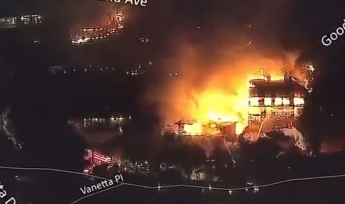 ¡ESTALLA UN NUEVO INCENDIO EN CALIFORNIA! Studio City ahora en llamas, varias estructuras devoradas (VIDEO) | El experto en puerta de enlace