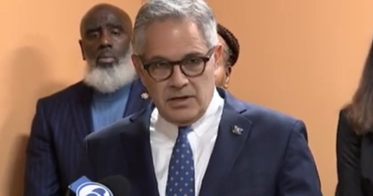 El fiscal de distrito respaldado por Soros, Larry Krasner, explora los cargos estatales contra los partidarios del 6 de enero indultados por Trump | El experto en puerta de enlace