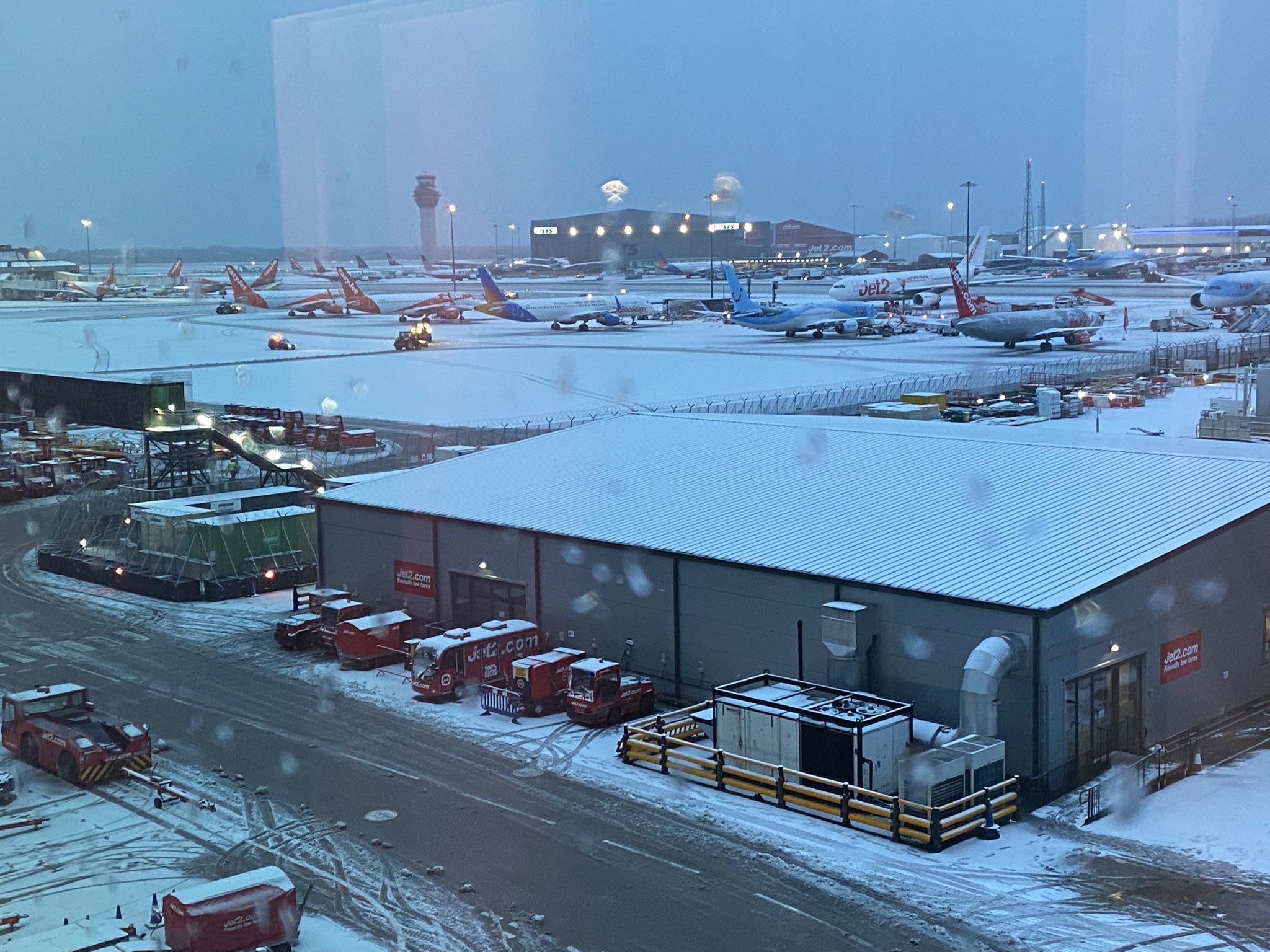 Caos en los viajes británicos mientras la nieve obliga al cierre de los principales aeropuertos: los vuelos a España se encuentran entre los retrasados