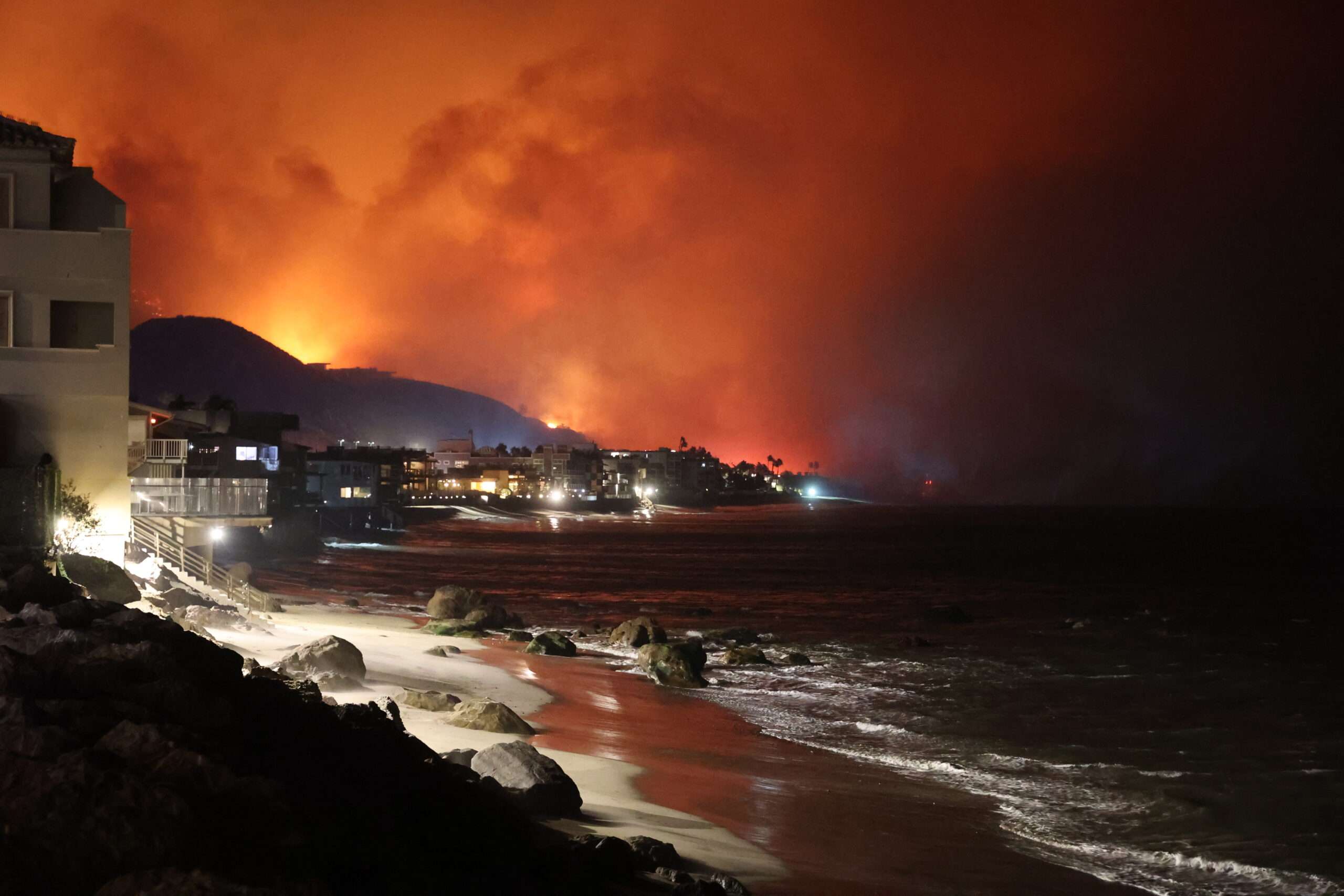 La flexibilización de las restricciones de zonificación puede facilitar la reconstrucción después de los incendios de Los Ángeles