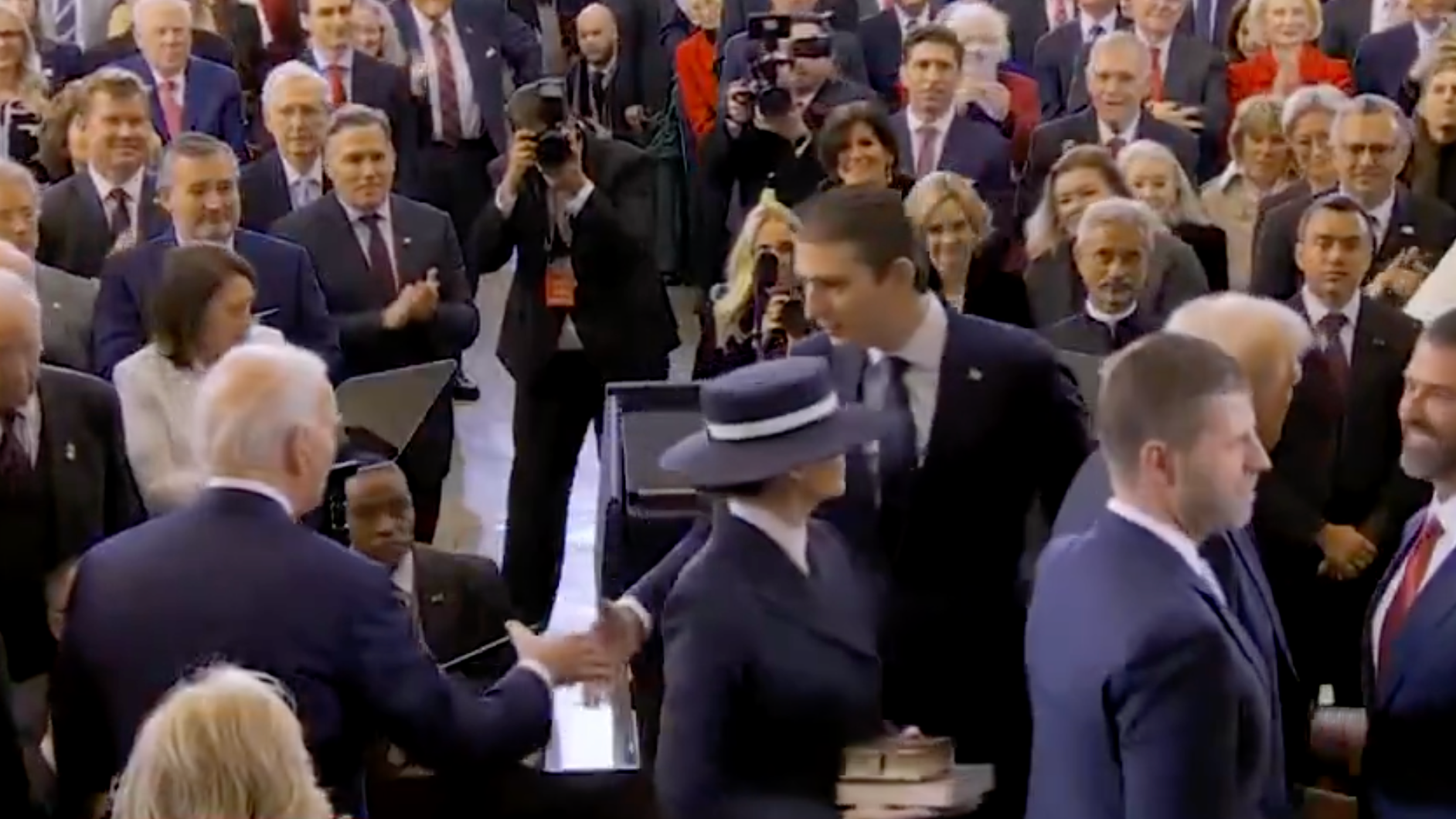 Clase: Barron Trump se acerca para estrechar la mano de Joe Biden | El experto en puerta de enlace