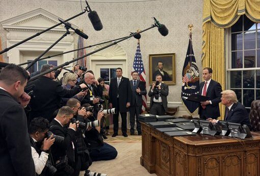 Después de cuatro años de encubrir la demencia de Biden, el presidente Trump sorprende a los medios al responder preguntas de los periodistas en la Oficina Oval mientras firma órdenes ejecutivas y indultos J6 | El experto en puerta de enlace