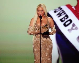 Kim Kardashian usa una túnica con respaldo bajo en quince PC Engedge Gala 2025