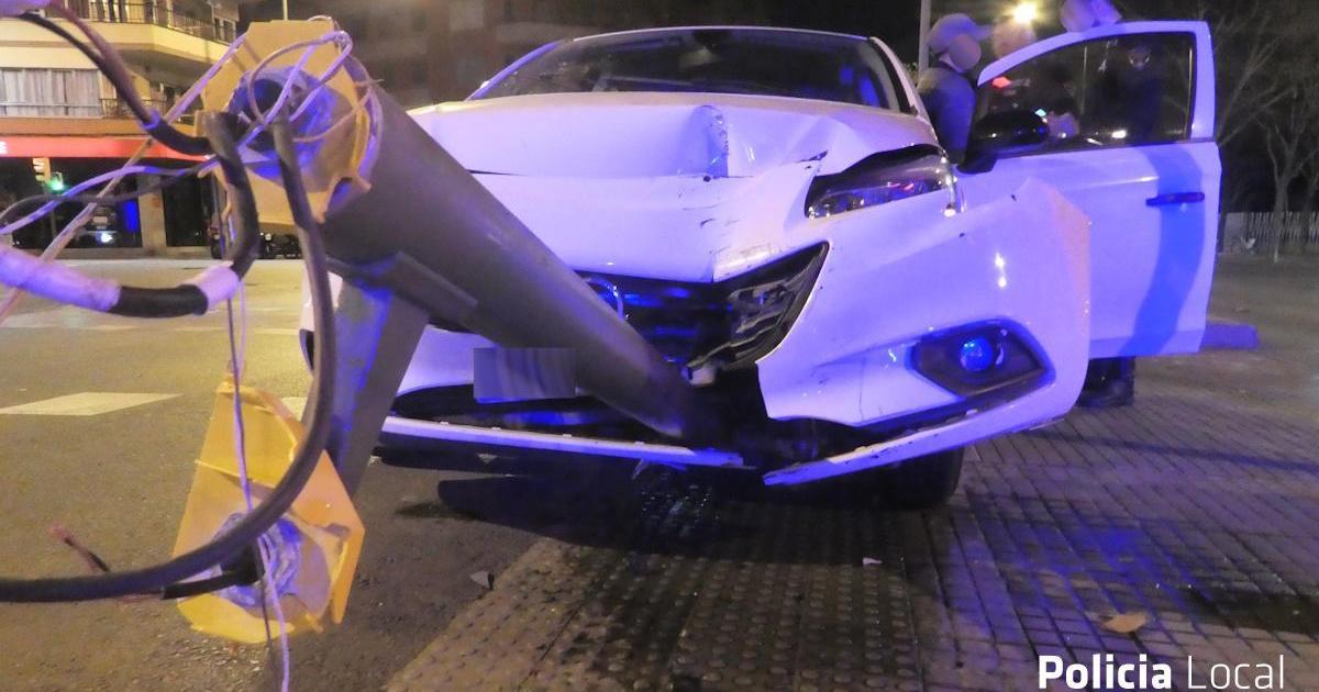 El conductor ebrio golpea el semáforo en Palma