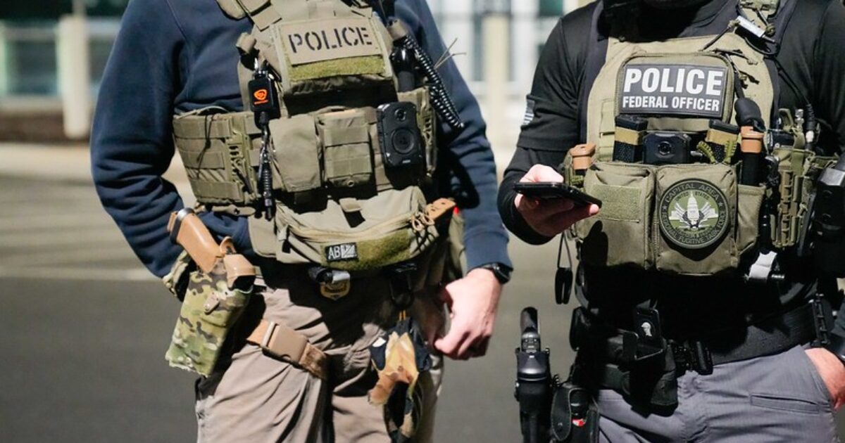 Justo en: El juez de Obama impide que Trump Admin realice redadas de hielo en algunas iglesias | El experto de la puerta de entrada