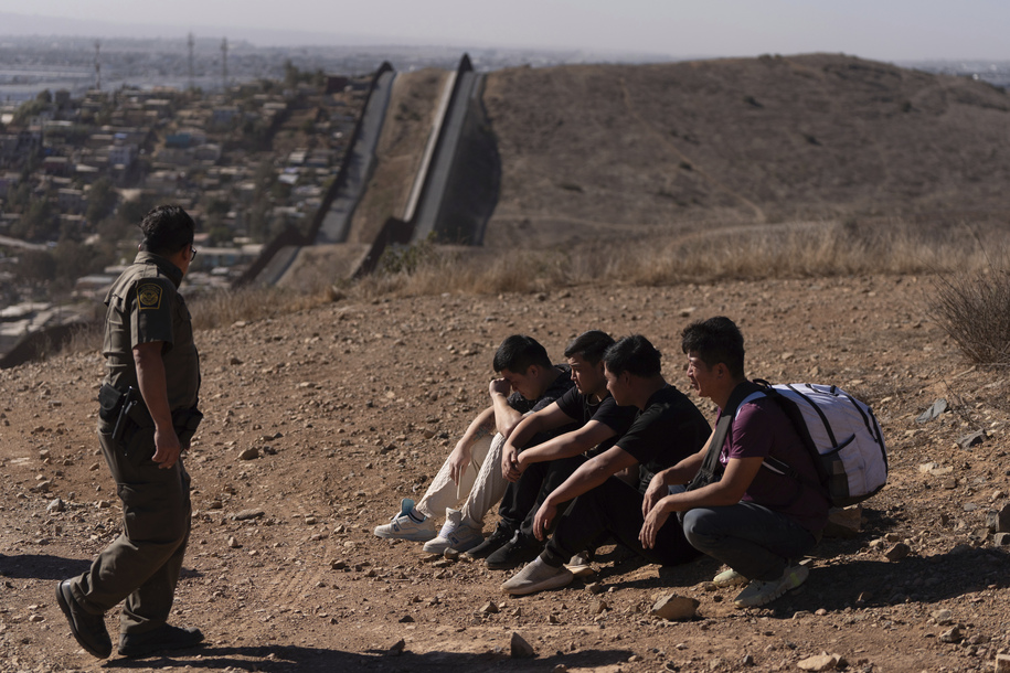 Los cruces fronterizos han disminuido, pero el hielo sigue moviendo a los migrantes