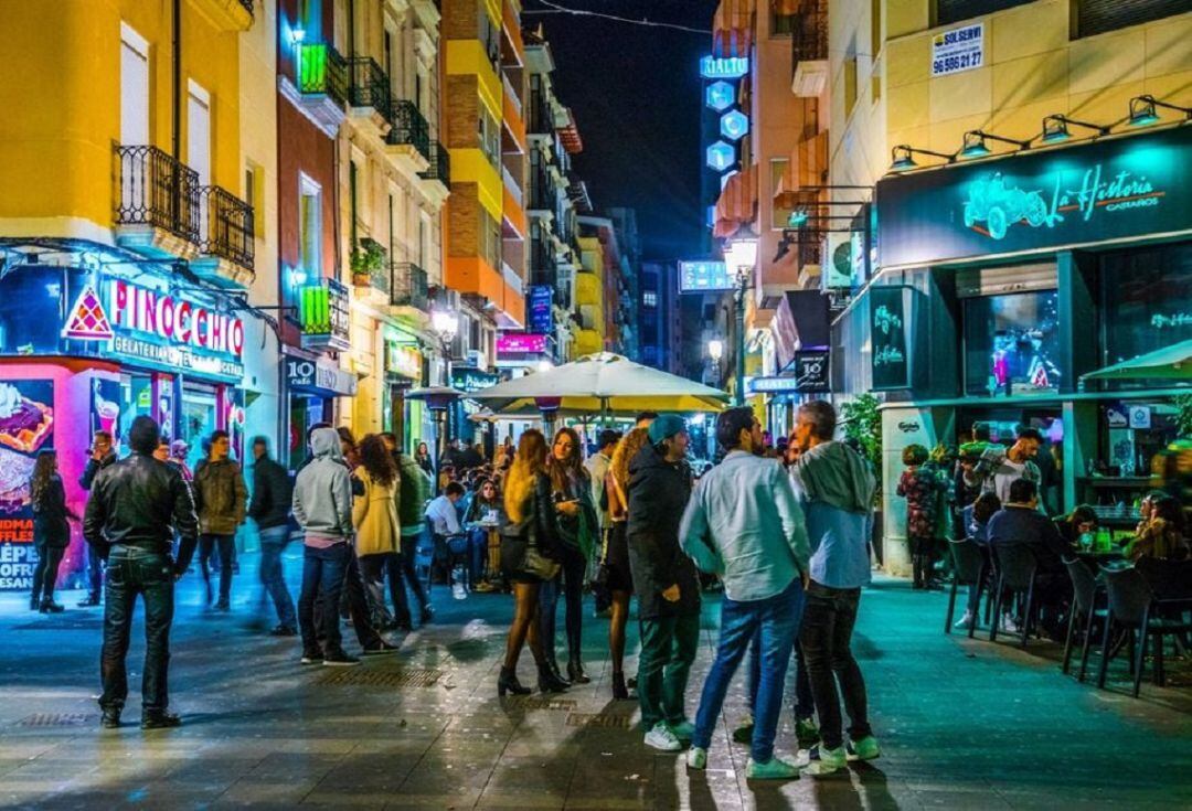 Alicante toma medidas enérgicas contra el turismo, ya que cierra los clubes nocturnos y elimina la mitad de todas las terrazas de bar en las áreas ‘saturadas’