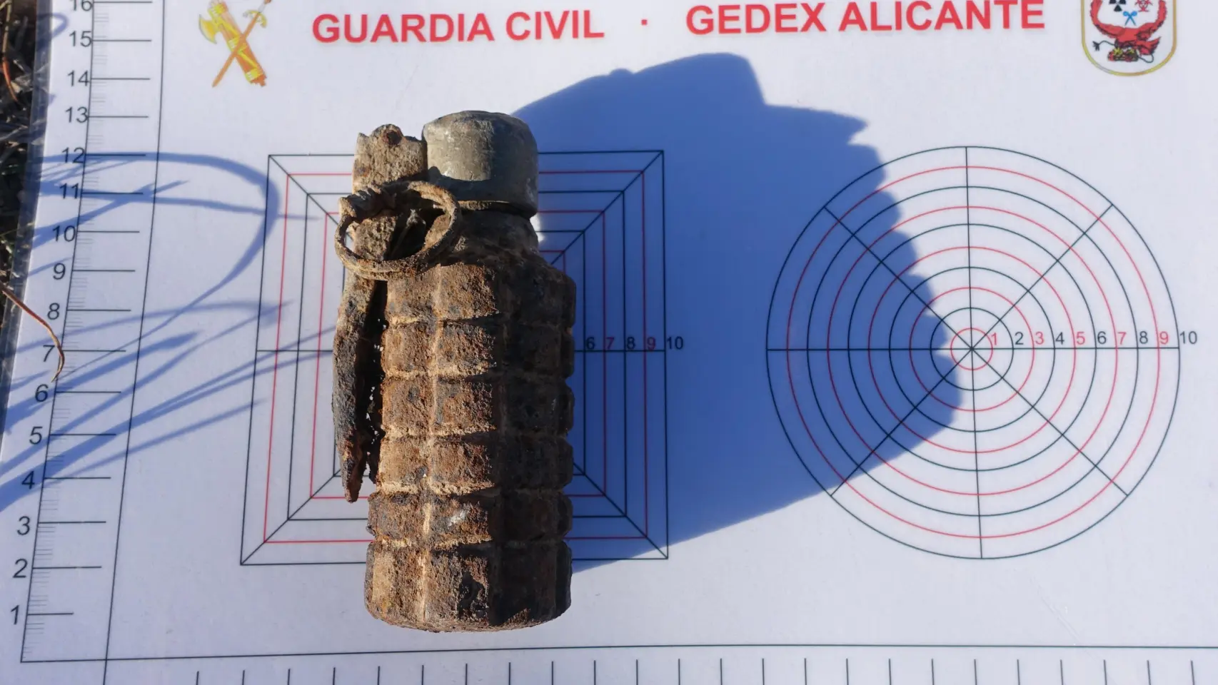 El escuadrón de bombas se llama a España después de que el local encuentra granada en vivo de la Guerra Civil española