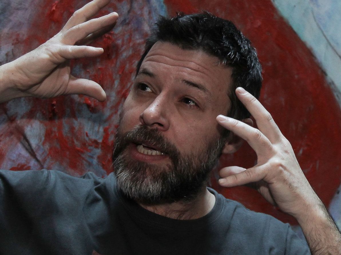 El comediante enfrenta cargos de crímenes de odio por pedir a los oyentes de radio en España a ‘sacerdotes de pedófilos de piedra’