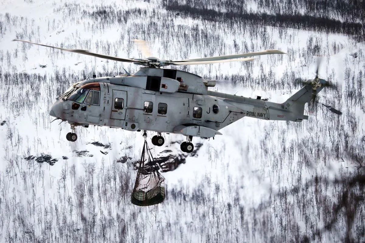 Los helicópteros de la Royal Navy entregan firewood «Euro Weekly News