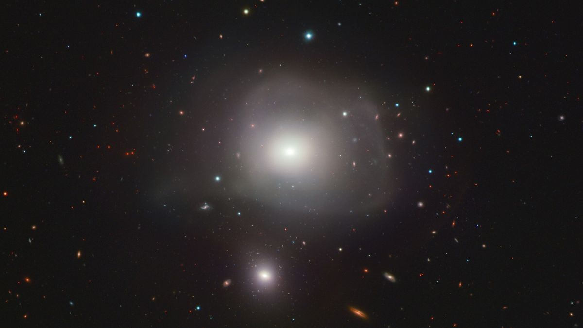 Los astrónomos descubren que la galaxia de deformación es un depredador cósmico que los “cicatrices” de Bears de su última comida (foto)