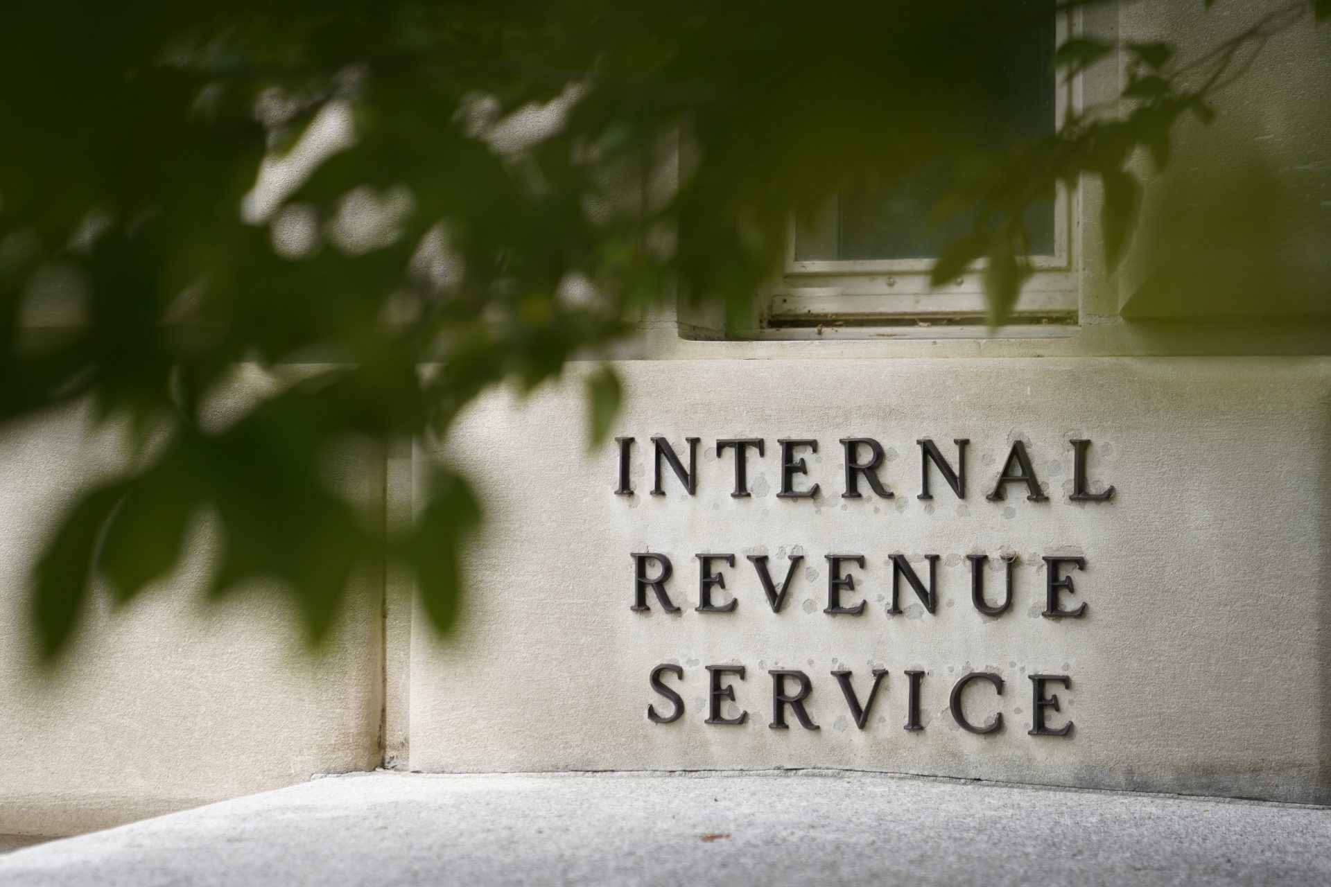 IRS despedir a miles de trabajadores en medio de la temporada de impuestos