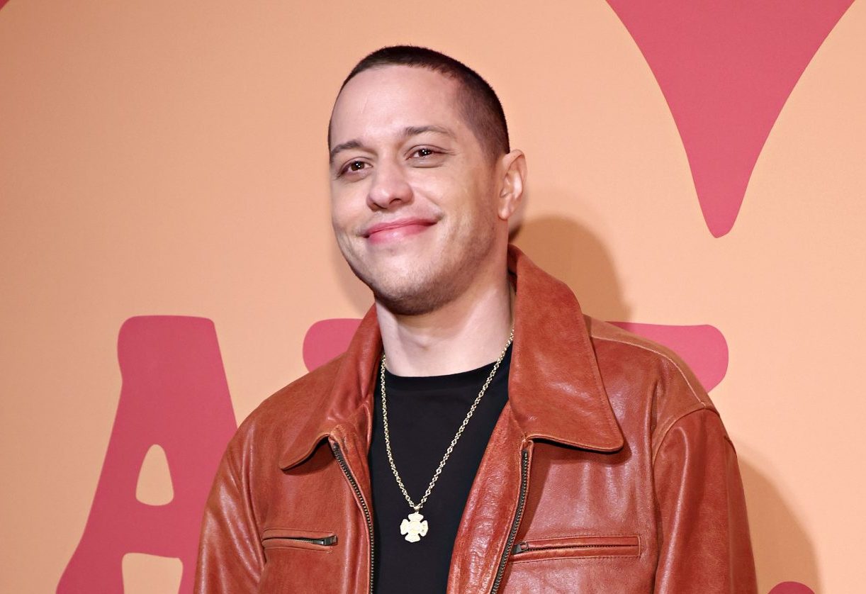 Pete Davidson se vuelve viral por soltar pilas en la eliminación de tatuajes