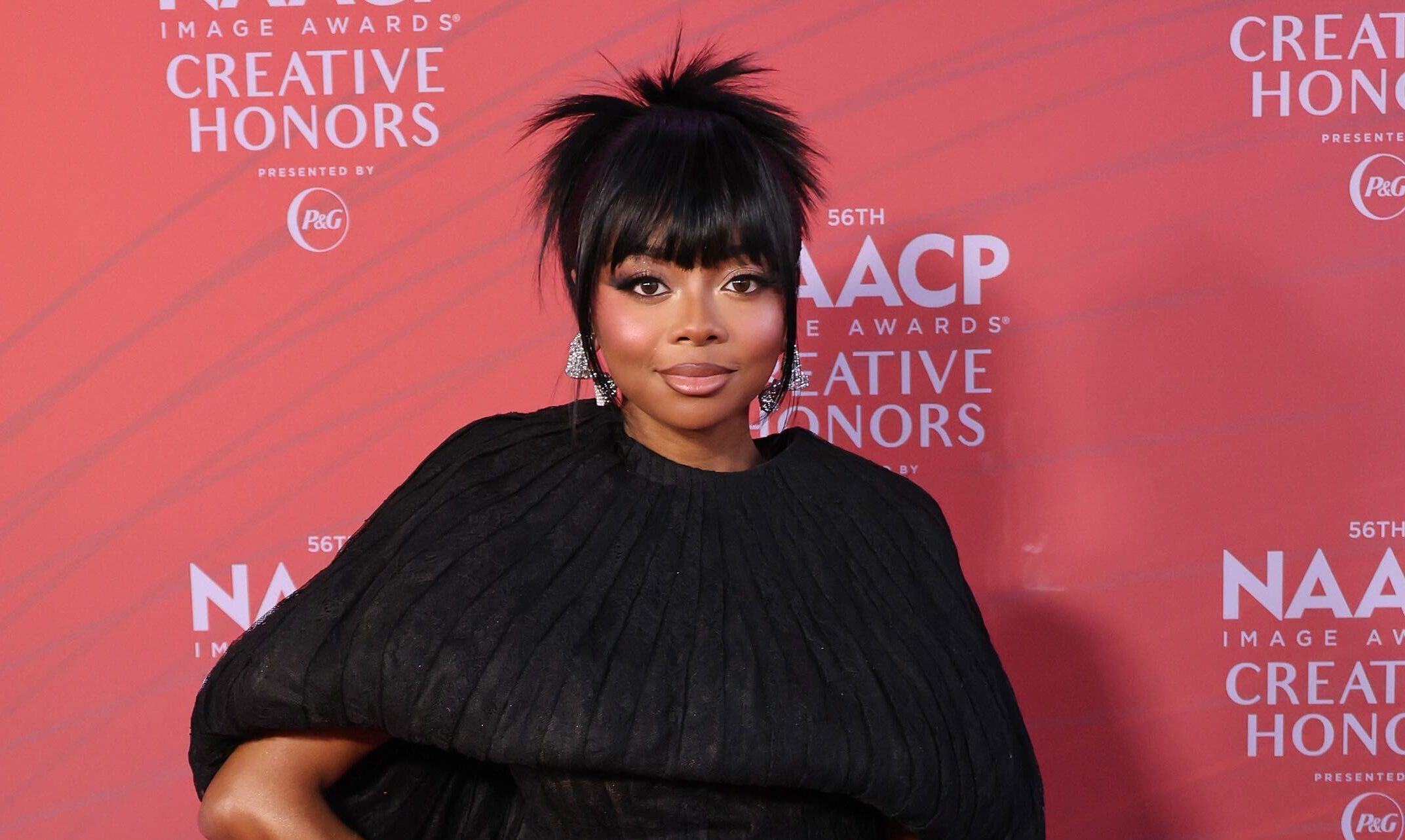 Skai Jackson golpea la primera alfombra roja desde que dio la bienvenida a su bebé