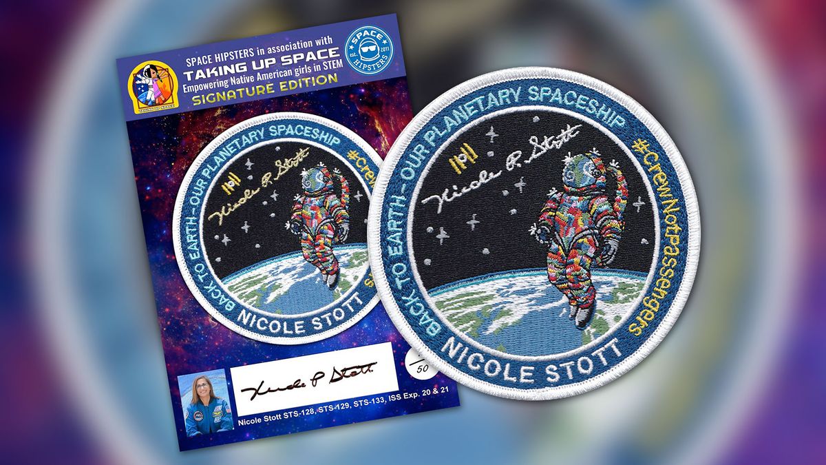 La misión del astronauta ‘Back to Earth’ aterriza en coloridos parche de traje de espacios