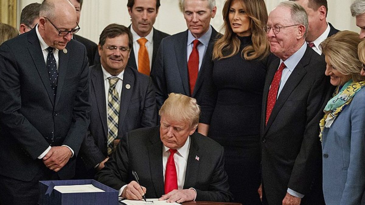 ‘Transparencia radical’: Trump ordena programas federales ‘derrochadores’, contratos expuestos