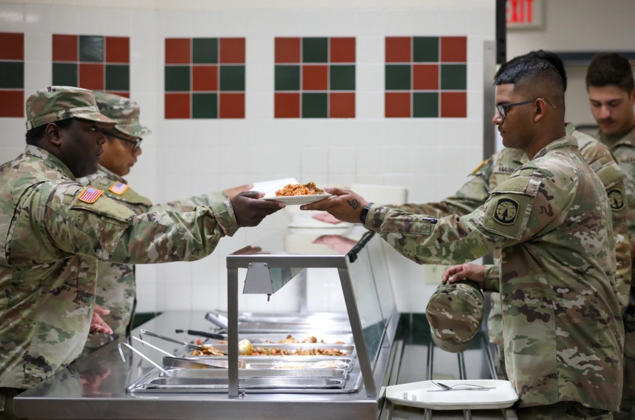 Escándalo impactante: más de $ 151 millones destinados a las comidas de los soldados en 11 bases principales del ejército gastado en otros lugares | El experto de la puerta de entrada