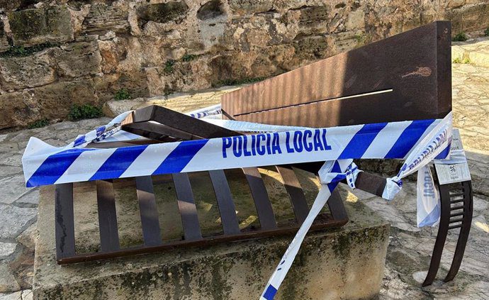 Indignación después de que los turistas alemanes montan y destruyan el monumento en Mallorca