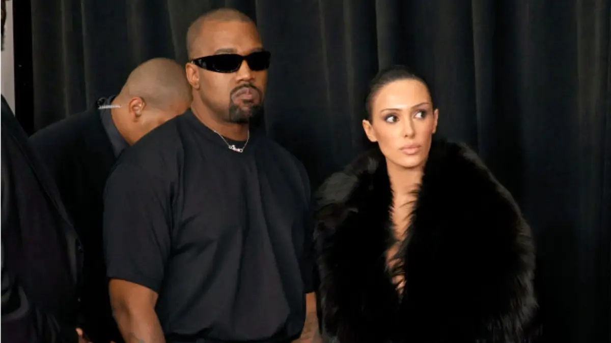 ‘Parpadea dos veces si estás en peligro’: la esposa de Kanye West, Bianca Censori, no usa casi nada debajo de su abrigo en la alfombra roja de Grammys