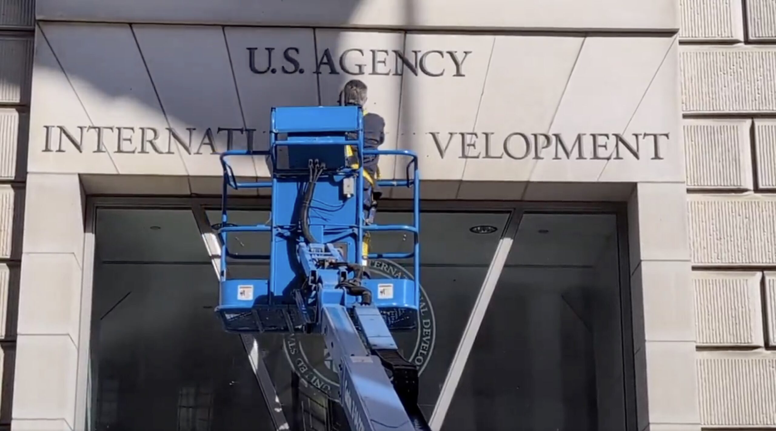 Hermoso: Corruptos letreros de USAID despojados de la sede de Washington en medio de la revisión de la agencia | El experto de la puerta de entrada