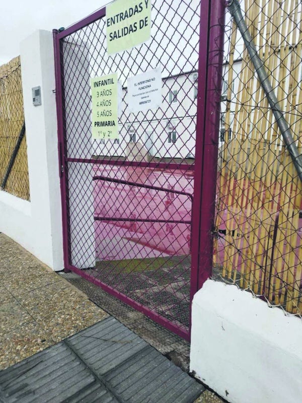 Padres furiosos sobre el lanzamiento de la escuela fallida: exige que el concejal renuncie.