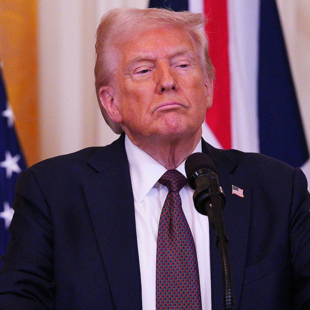 Donald Trump reacciona después de ser golpeado en la cara con micrófono