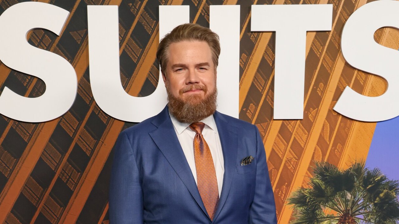 EXCLUSIVO: Suits, la estrella de La Josh McDermitt, revela hilarantemente que su padre le preguntó ‘¿Quién interpreta a Donna?’ en el spin-off