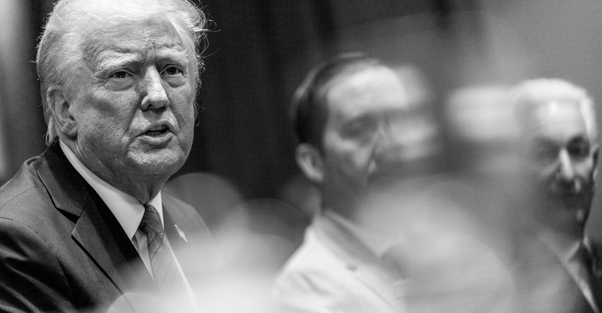 Trump se resiste en renunciar a un ‘cuero cabelludo’ en Signalgate